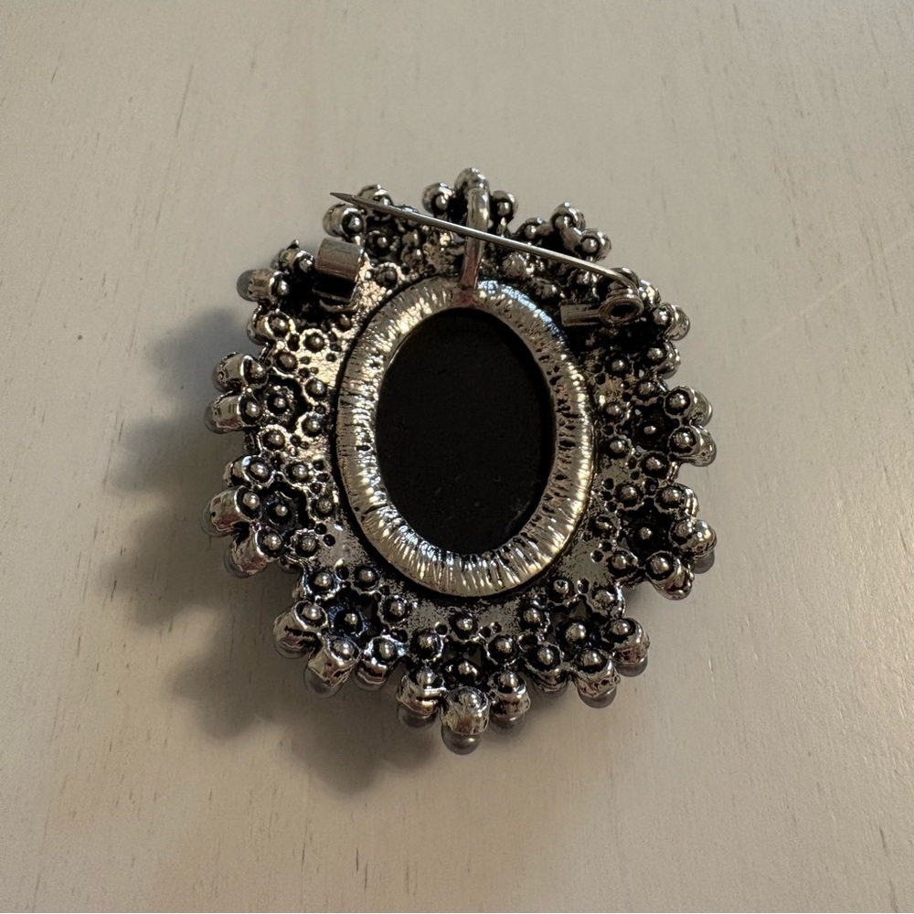 Vintage-Inspired Victorian Grey Faux Pearl Cameo Brooch - Picture 4 of 6